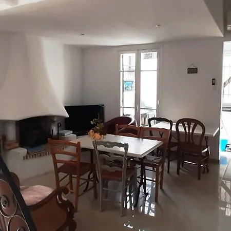 Crew Lighthouse Hostel Αντίμπ
