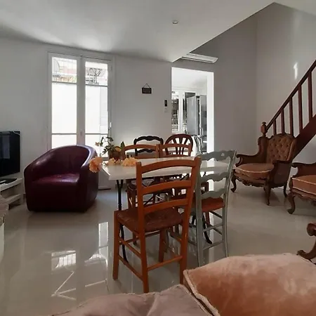 Crew Lighthouse Hostal