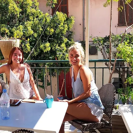 Crew Lighthouse Hostal *