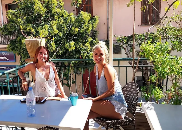 Crew Lighthouse Hostel *